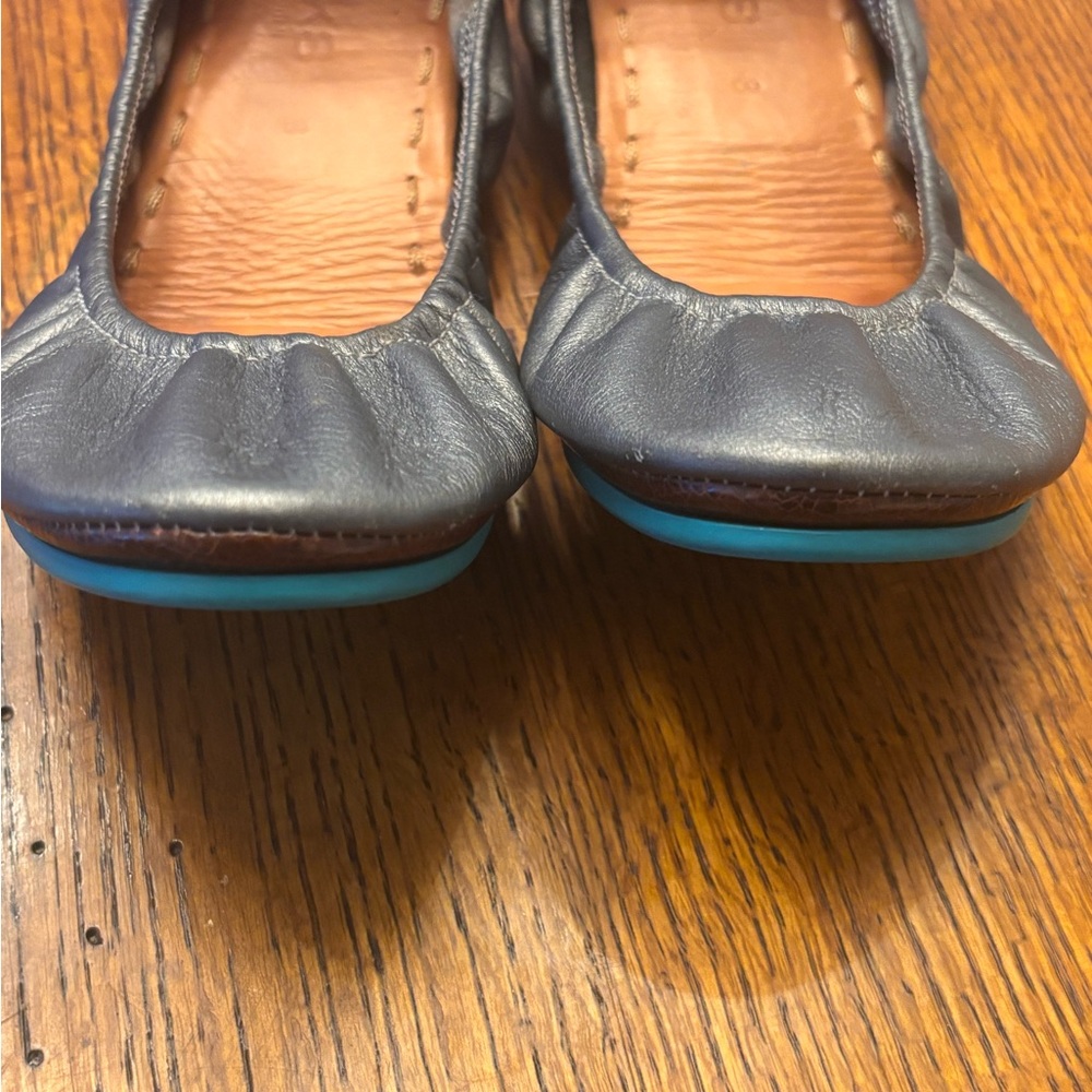 Women size 8 Tieks by Gavrieli silver gray metallic pewter leather ballet flats - Picture 3 of 6